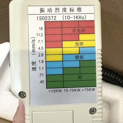 Máy đo rung phân loại các phép đo rung vào màu đỏ vàng xanh lá cây