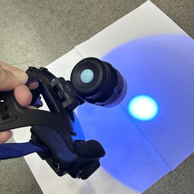 Đèn đội đầu UV hạt từ huỳnh quang DG-3101S với bước sóng đỉnh 365-370nm và 2 pin lithium 18650